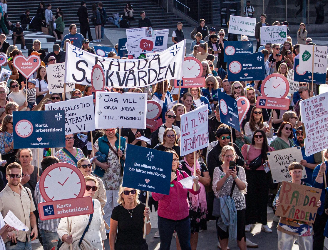 Demonstration för vården – demonstranter med skyltar, bland annat ”Säkra vården”.