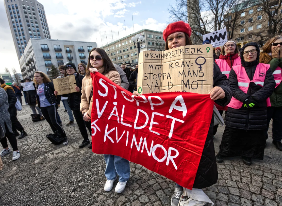 Demonstration mot mäns våld mot kvinnor – banderoll med texten ”Stoppa våldet mot kvinnor”.